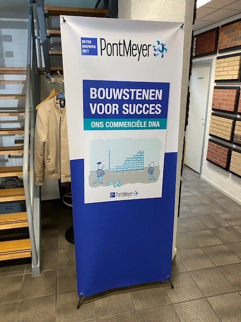 PontMeyer-banner "Bouwstenen voor succes, ons commerciële DNA" op een vestiging